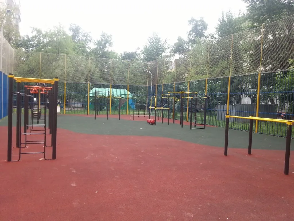Bare paralele la Calisthenics Park at Кубанская улица, Москва – fotografia 2 din 4