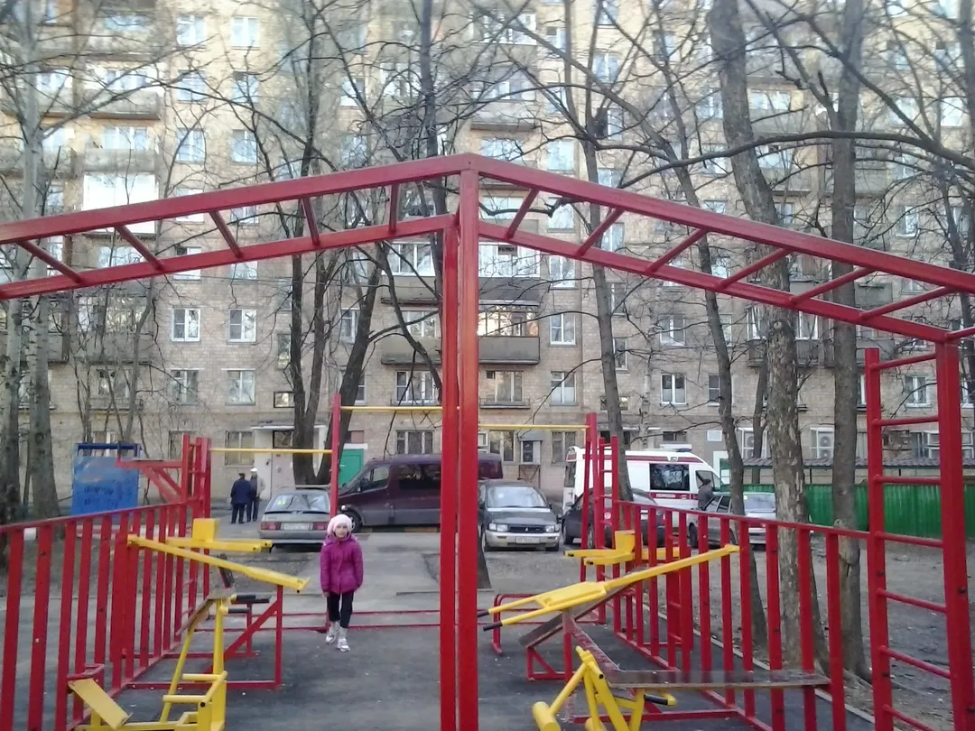 Бруси на майданчику Calisthenics Park at Ангарская улица, Москва – фото 2 з 7