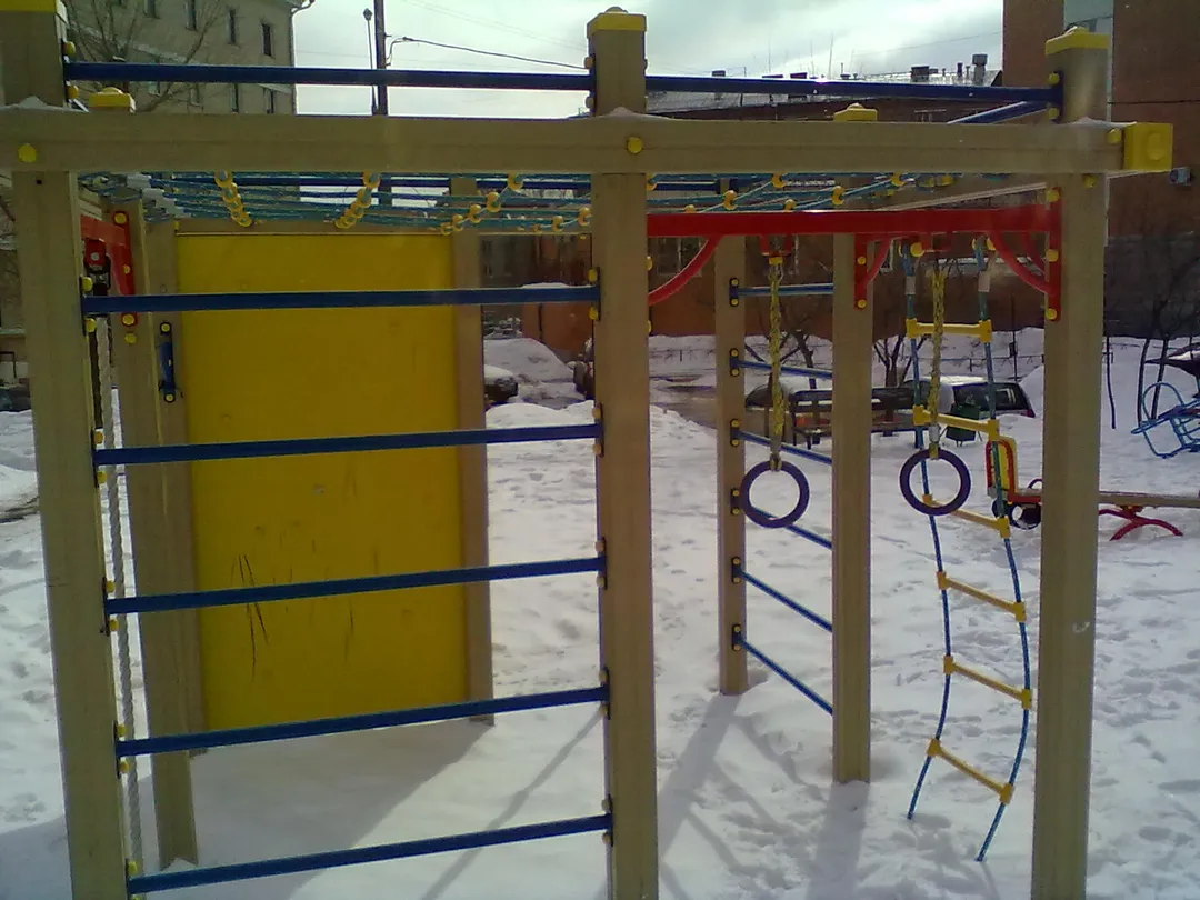 Barres parallèles à Calisthenics Park at Нагатинская улица, Москва – photo 2 sur 2