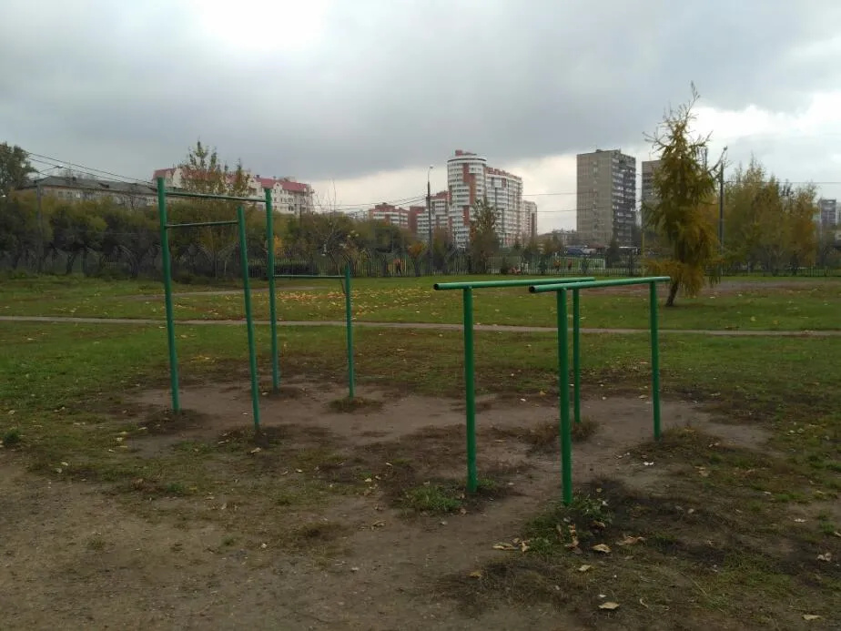 Parallele presso Calisthenics Park at Белореченская улица, Москва – foto 2 di 3