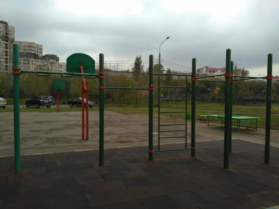 Sbarra per trazioni presso Calisthenics Park at Белореченская улица, Москва – foto 1 di 3