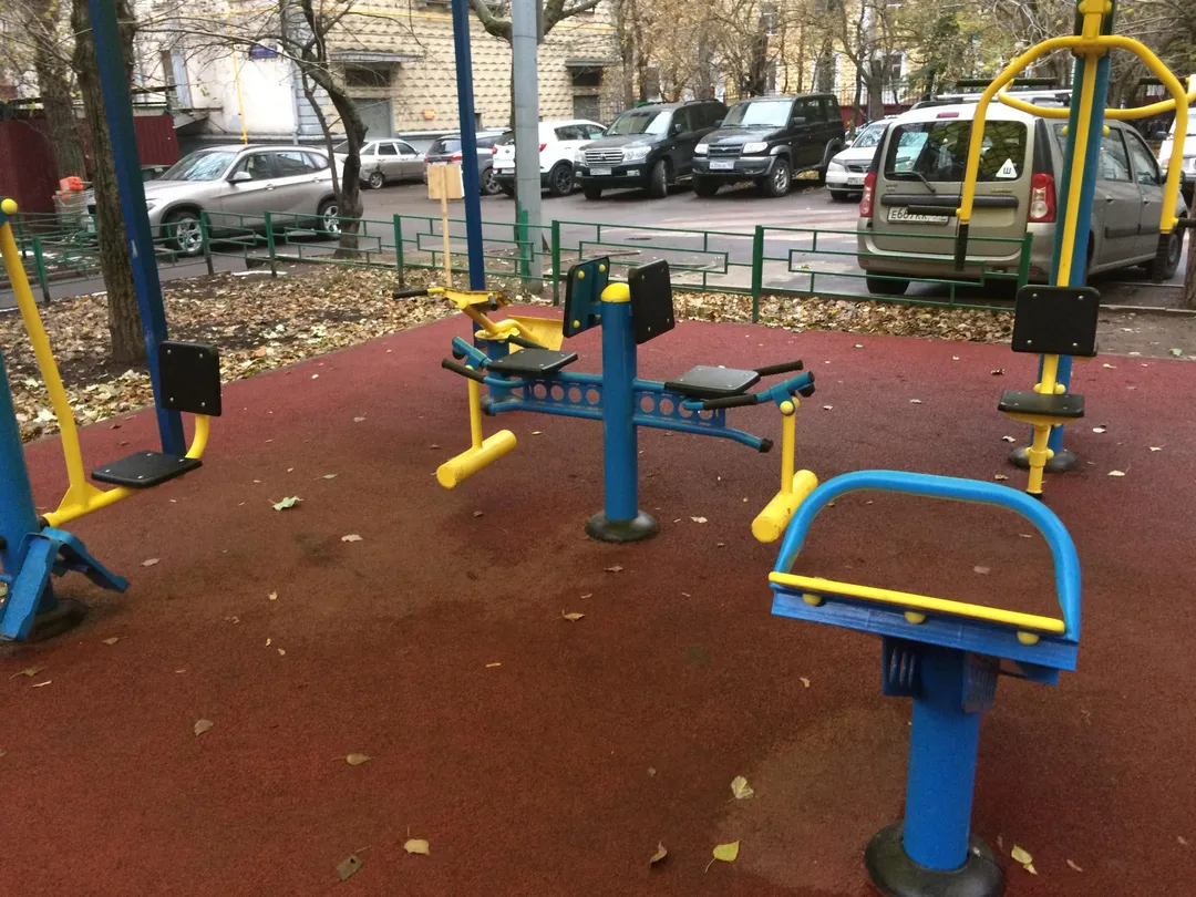 Лавка для преса на майданчику Calisthenics Park at улица Алабяна, Москва #wp2811 – фото 3 з 5
