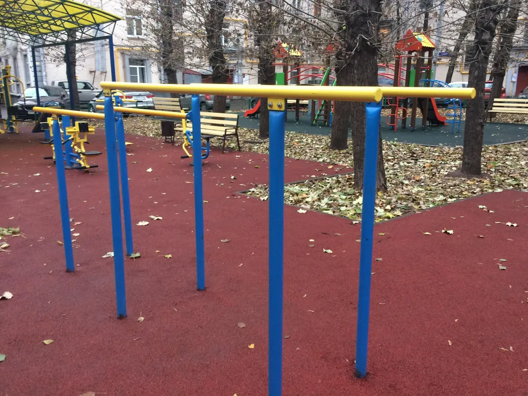 Бруси на майданчику Calisthenics Park at улица Алабяна, Москва #wp2811 – фото 2 з 5