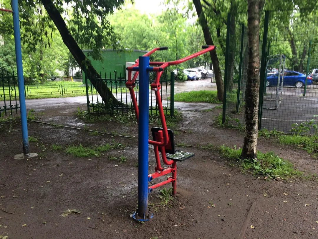 Klimmzugstange bei Calisthenics Park at бульвар Матроса Железняка, Москва – Foto 3 von 4