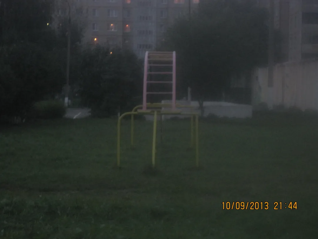 Брусья на площадке Calisthenics Park at улица Молодогвардейцев, Челябинск #wp2819 – фото 2 из 2