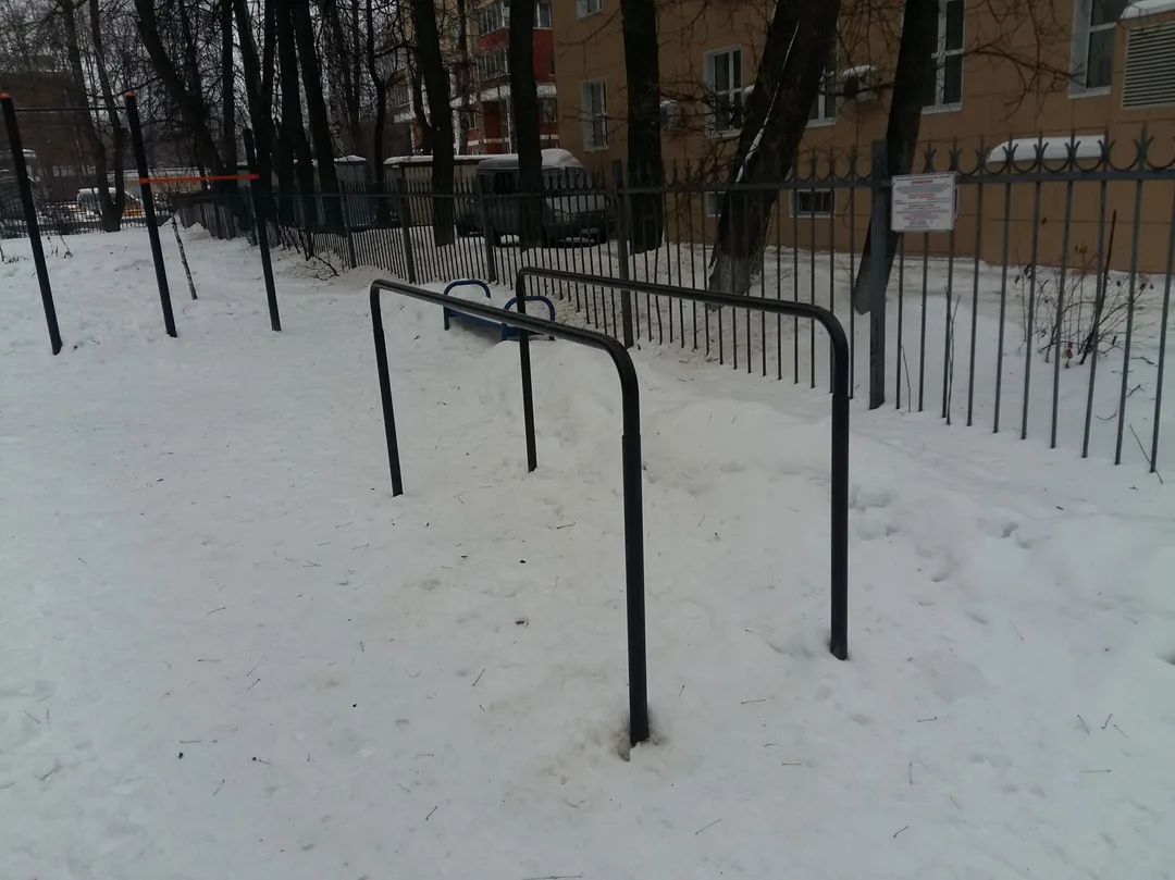 Barres parallèles à Calisthenics Park at Ленинградское шоссе, Москва #wp2820 – photo 2 sur 3