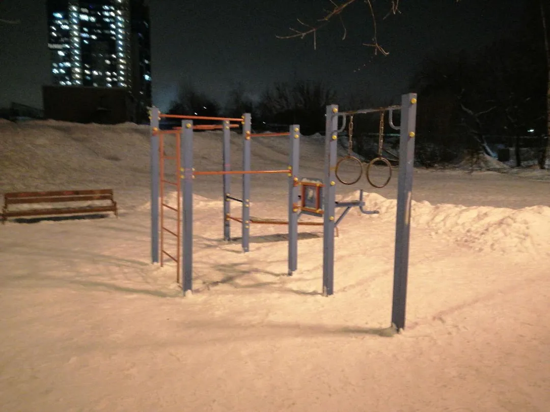 Parallele presso Calisthenics Park at улица Чайковского, Красногорск – foto 2 di 4