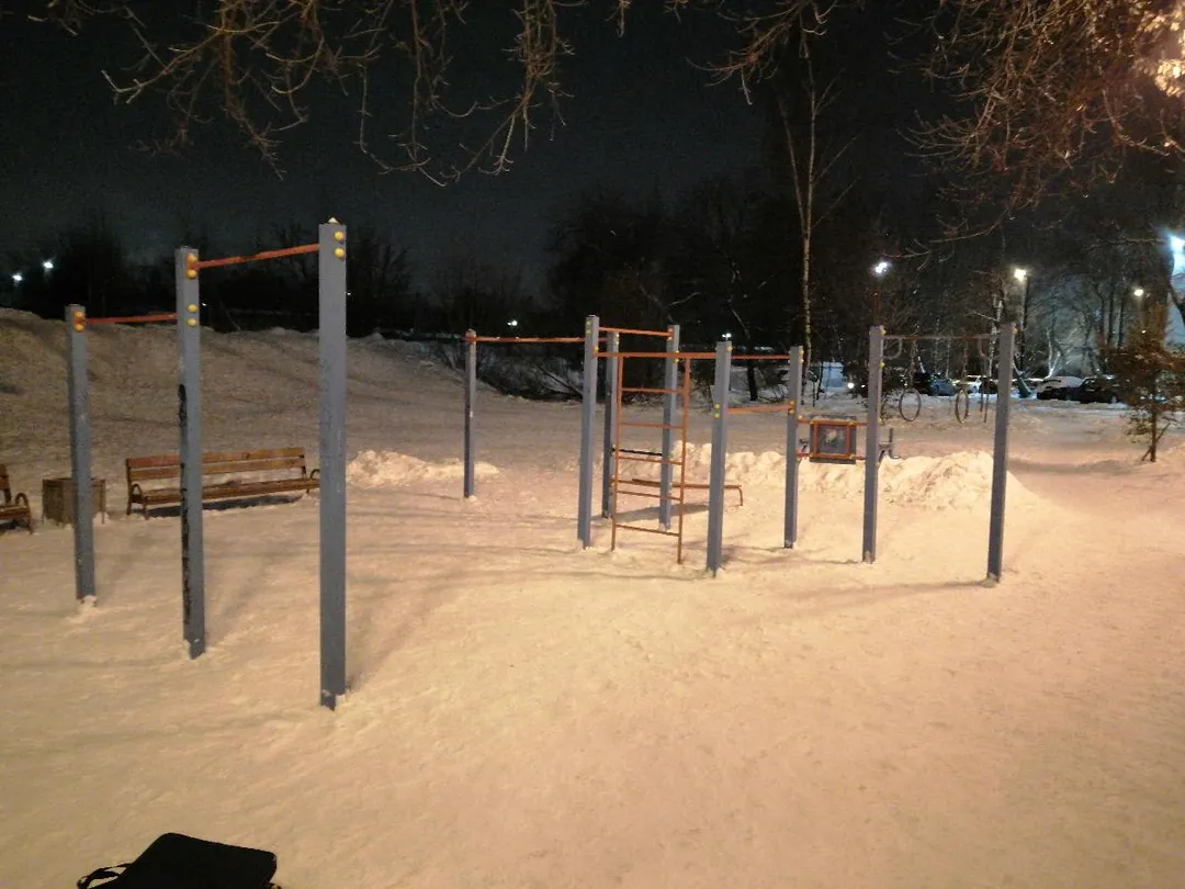 Sbarra per trazioni presso Calisthenics Park at улица Чайковского, Красногорск – foto 1 di 4