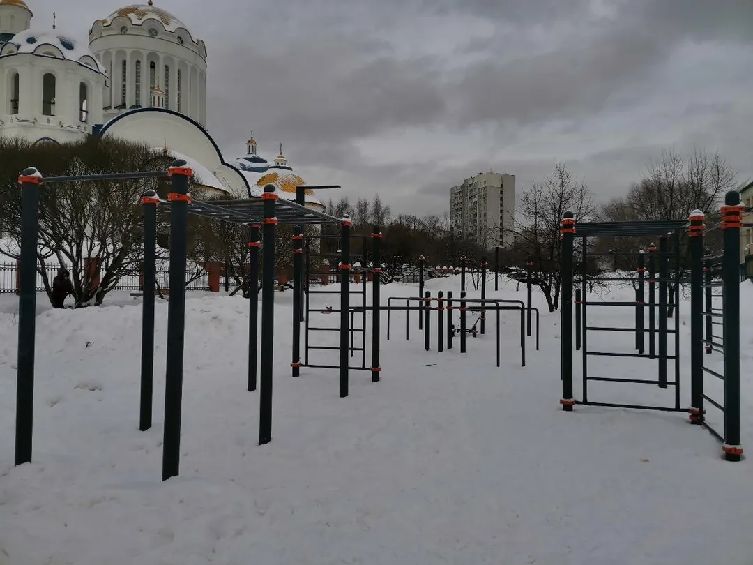 Bancă pentru abdomen la Calisthenics Park at улица Пришвина, Москва – fotografia 4 din 5