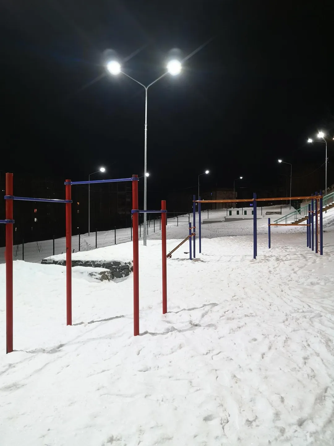 Barres parallèles à Calisthenics Park at улица Адмирала Сизова, Североморск – photo 2 sur 2
