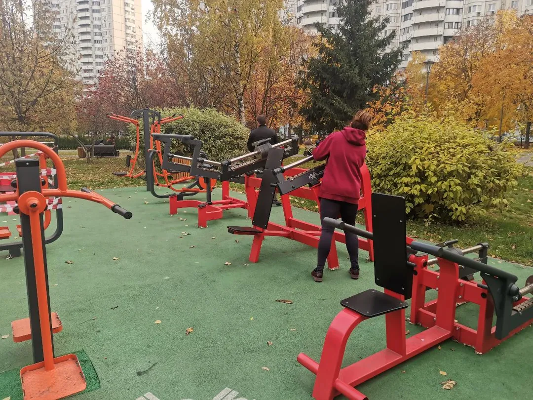 Bancă plată de piept la Calisthenics Park at Вологодский проезд, Москва #wp2845 – fotografia 5 din 5