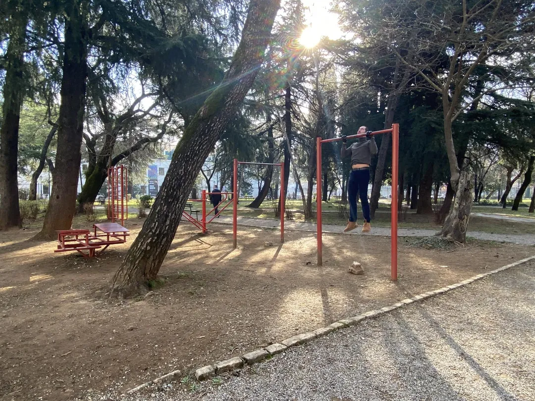 Bară de tracțiuni la Calisthenics Park at Vuka Karadžića, Podgorica – fotografia 1 din 5