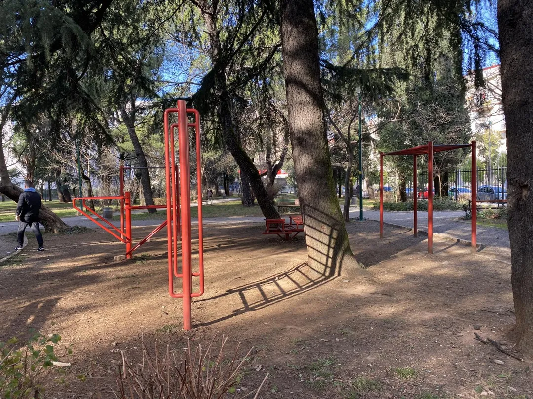 Bare paralele la Calisthenics Park at Vuka Karadžića, Podgorica – fotografia 3 din 5