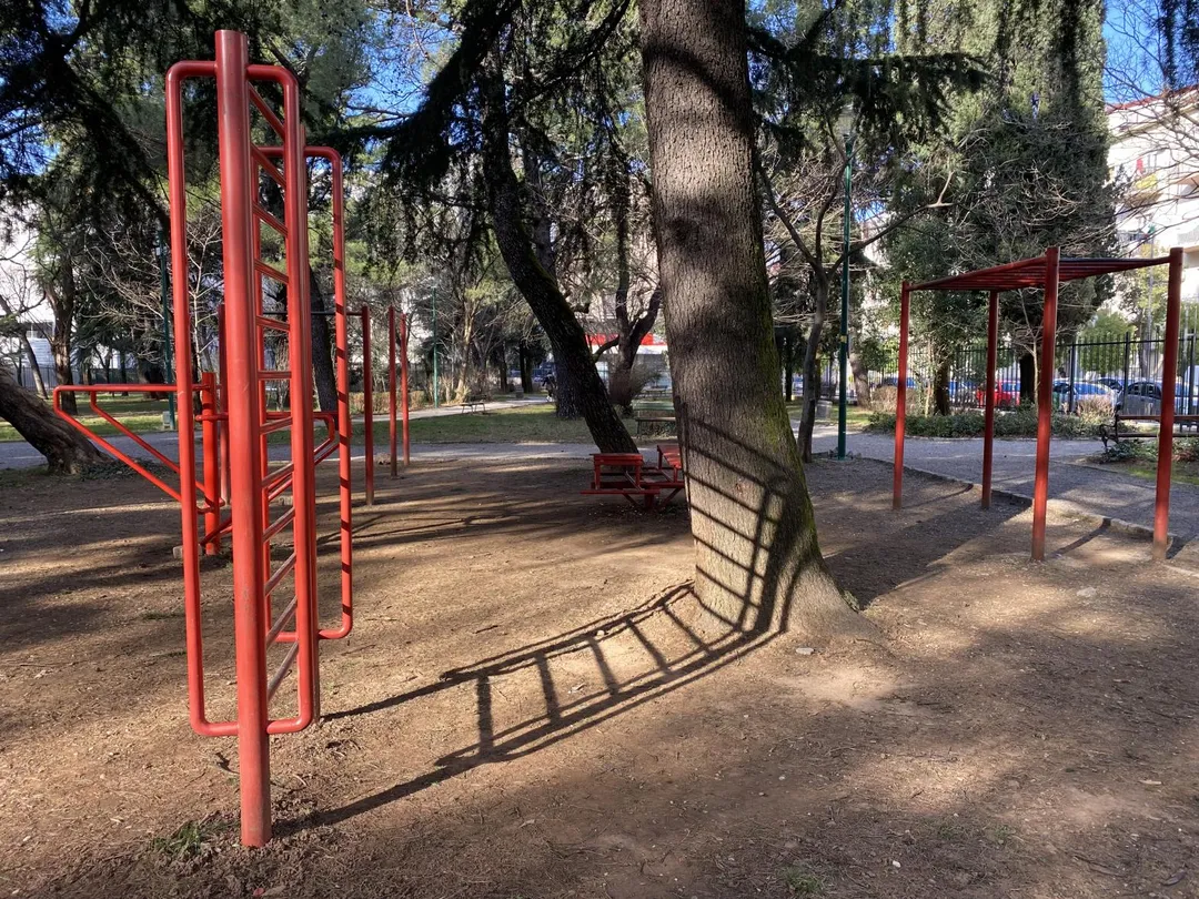 Bară de flotări la Calisthenics Park at Vuka Karadžića, Podgorica – fotografia 2 din 5
