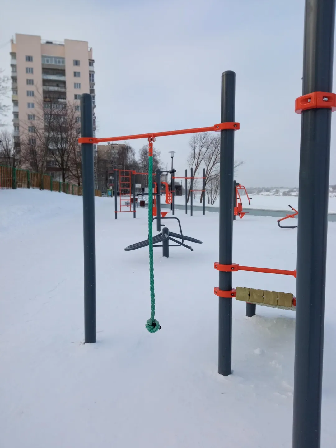 Stație de urcat pe frânghie la Calisthenics Park at 1-й Мигаловский проезд, городской округ Тверь – fotografia 6 din 8