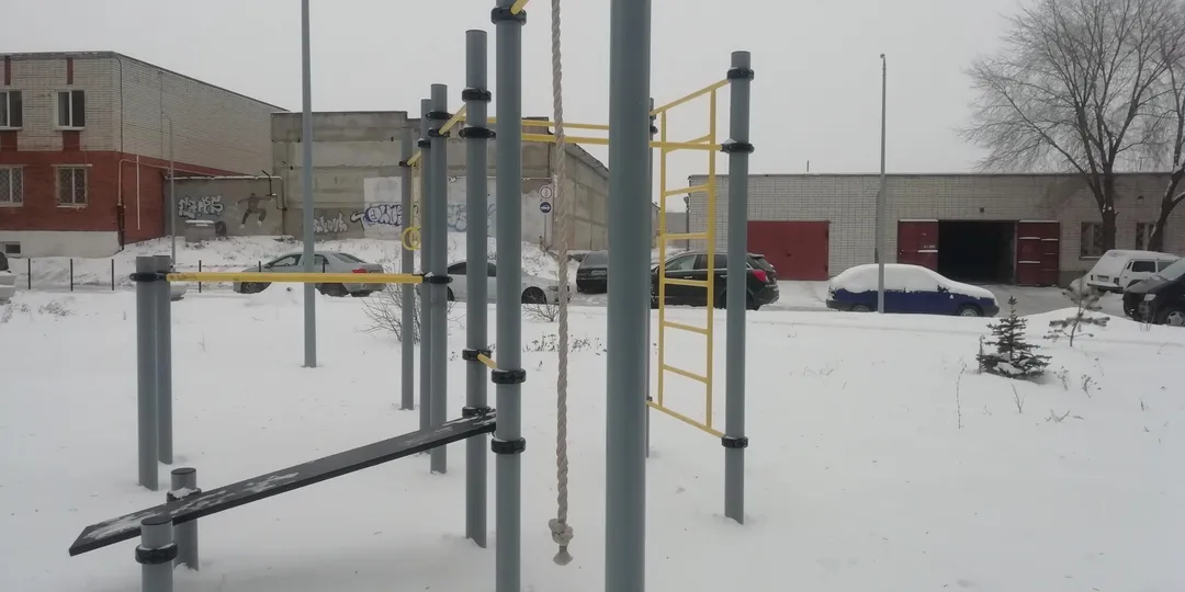 Sbarra per trazioni presso Calisthenics Park at Гвардейская улица, Казань – foto 1 di 2