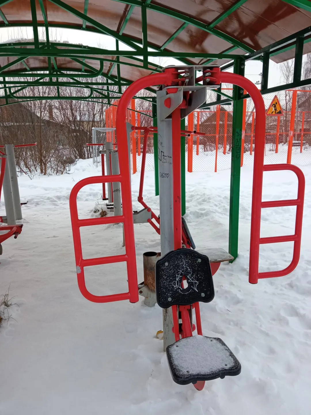Sbarra per trazioni presso Calisthenics Park at Стахановская улица, городской округ Тверь – foto 4 di 7
