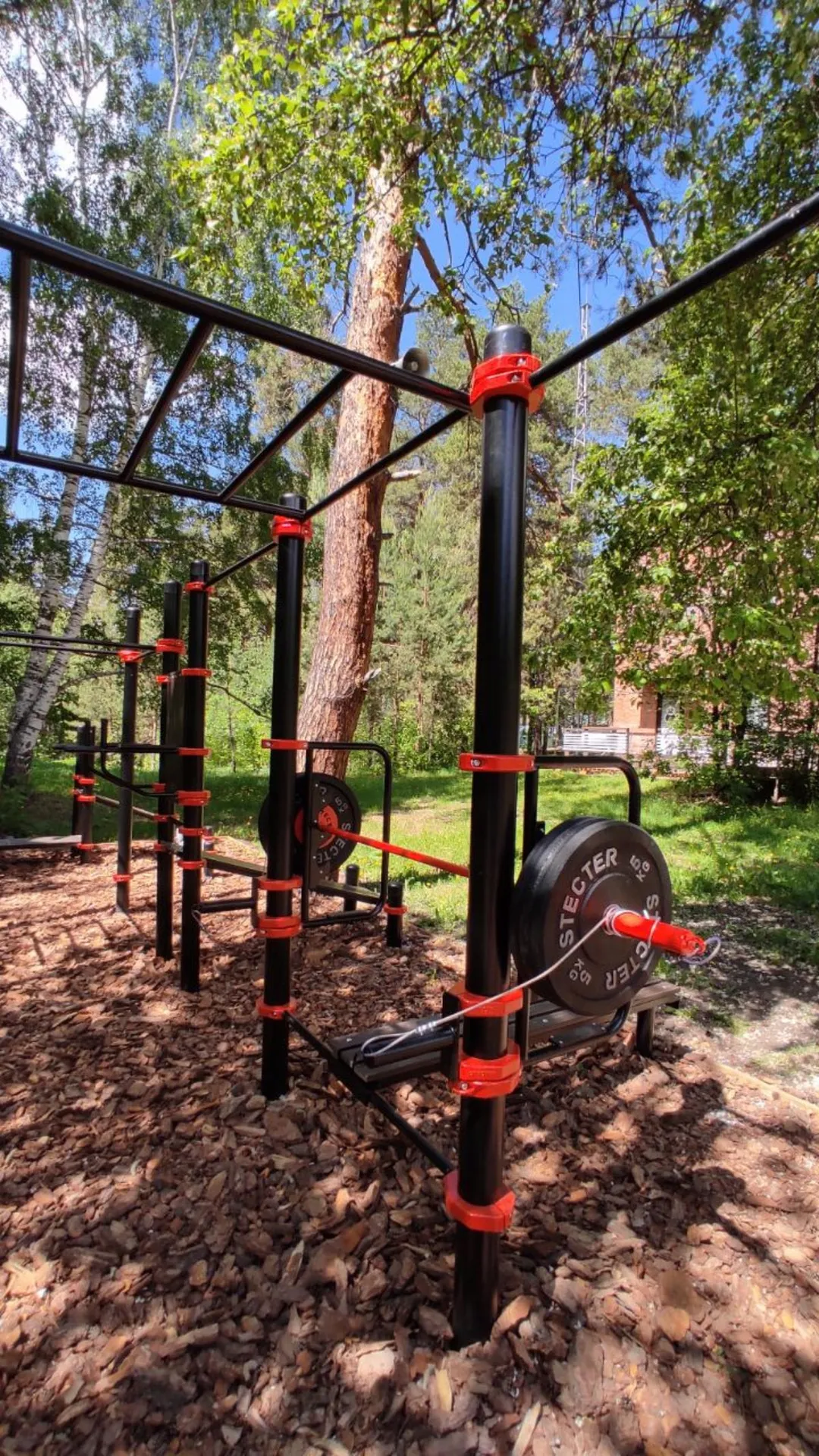 Barras Paralelas en Calisthenics Park at Детский оздоровительный лагерь им. Зои Космодемьянской, Тургояк – foto 2 de 3