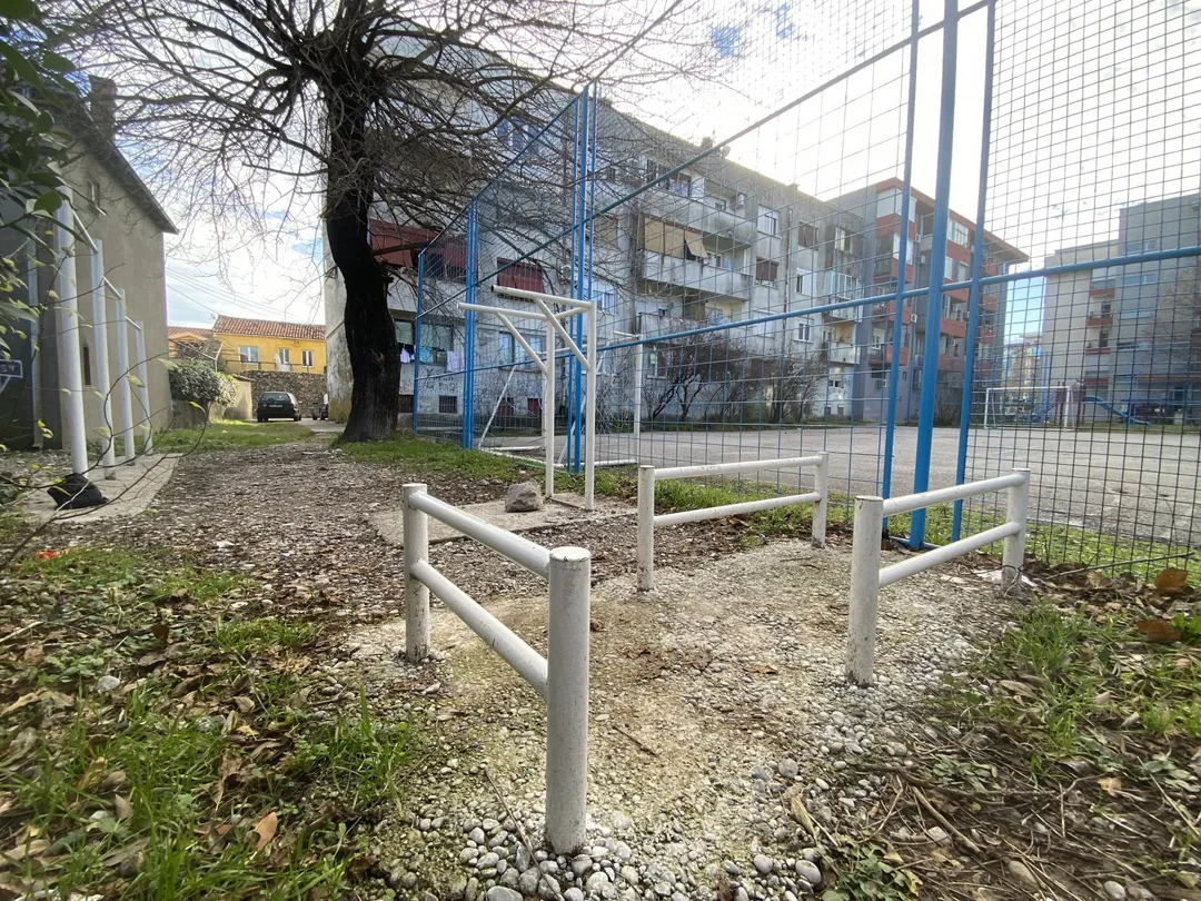 Bară de flotări la Calisthenics Park at Đečevića, Podgorica – fotografia 3 din 4