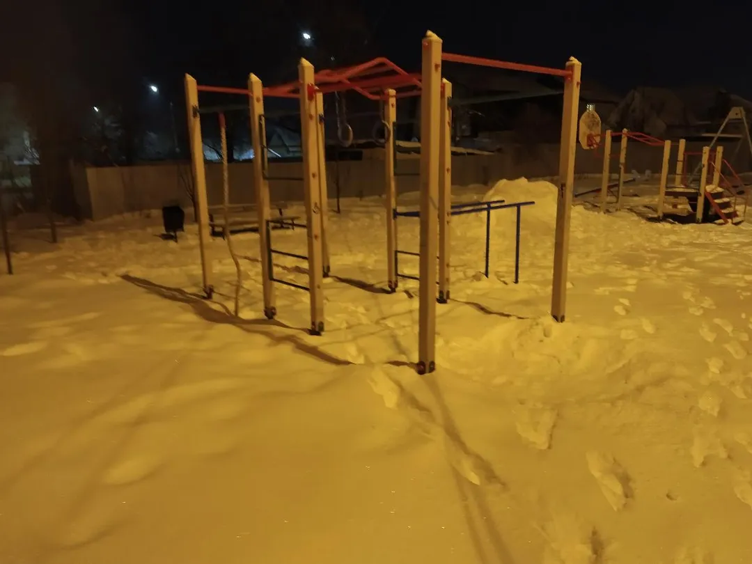 Parallele presso Calisthenics Park at улица Маршала Шапошникова, Воронеж – foto 2 di 4