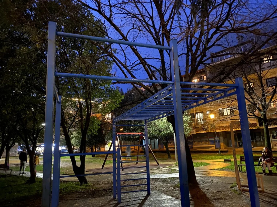 Bare paralele la Calisthenics Park at Belvederska, Podgorica – fotografia 2 din 5