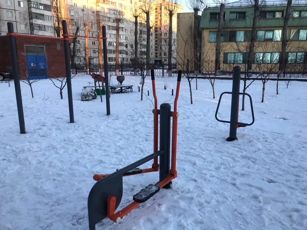 Parallele presso Outdoor Gym in Весенний микрорайон, Старый Оскол – foto 2 di 3