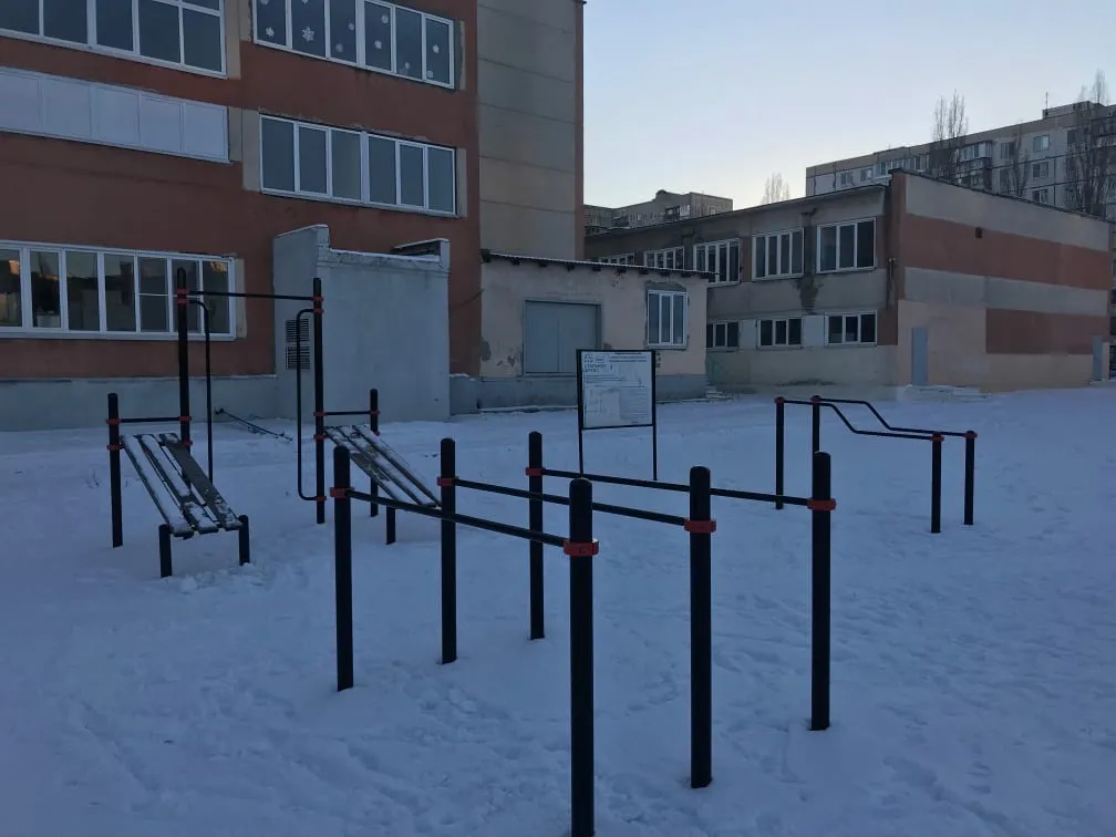 Bare paralele la Calisthenics Park at улица Матросова, Старый Оскол – fotografia 2 din 5