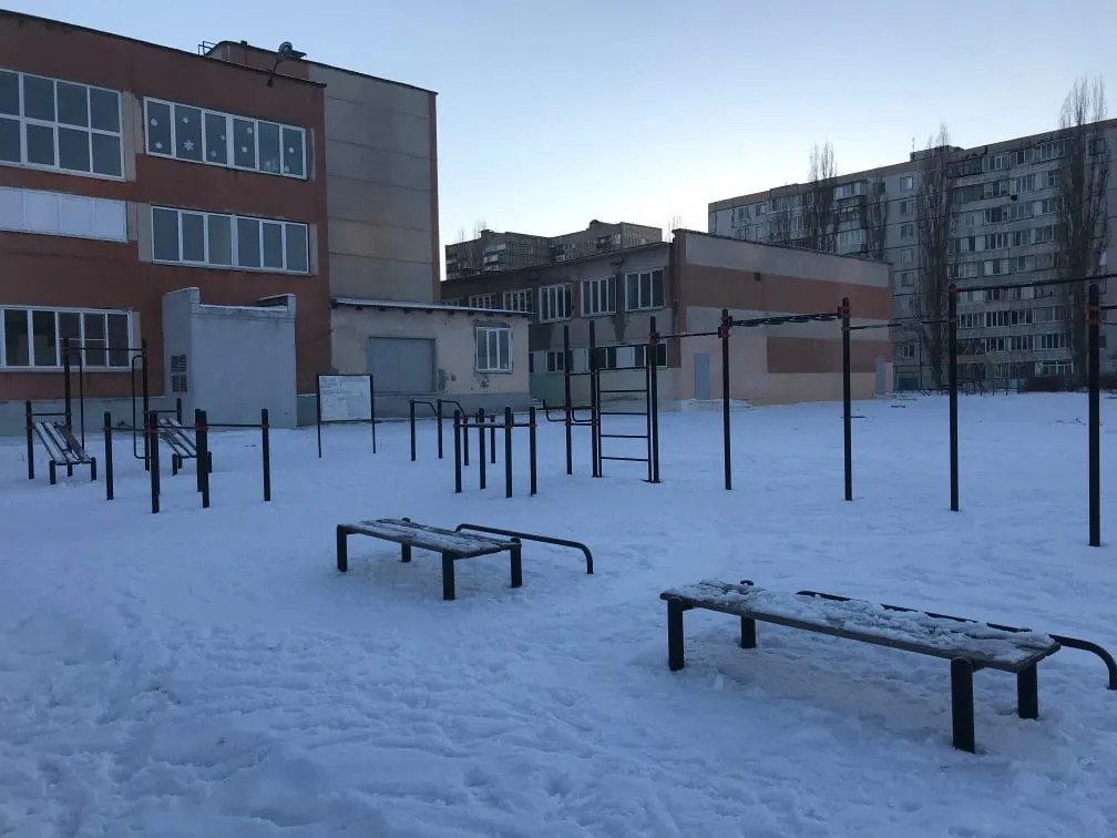 Bancă pentru abdomen la Calisthenics Park at улица Матросова, Старый Оскол – fotografia 4 din 5
