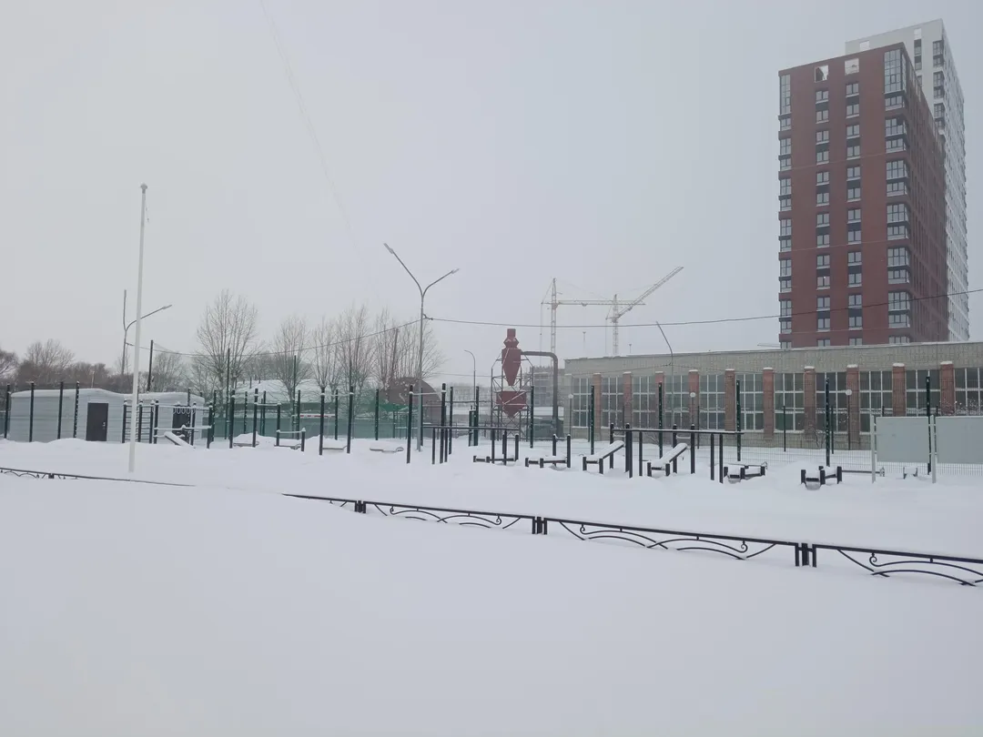 Parallele presso Calisthenics Park at улица Рылеева, Тюмень – foto 3 di 3