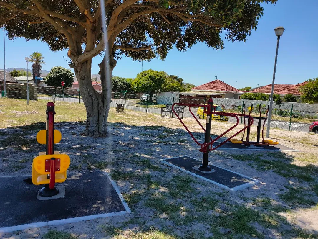 Monkey Bars at Calisthenics Park at Circle Road, Western Cape – photo 3 of 5