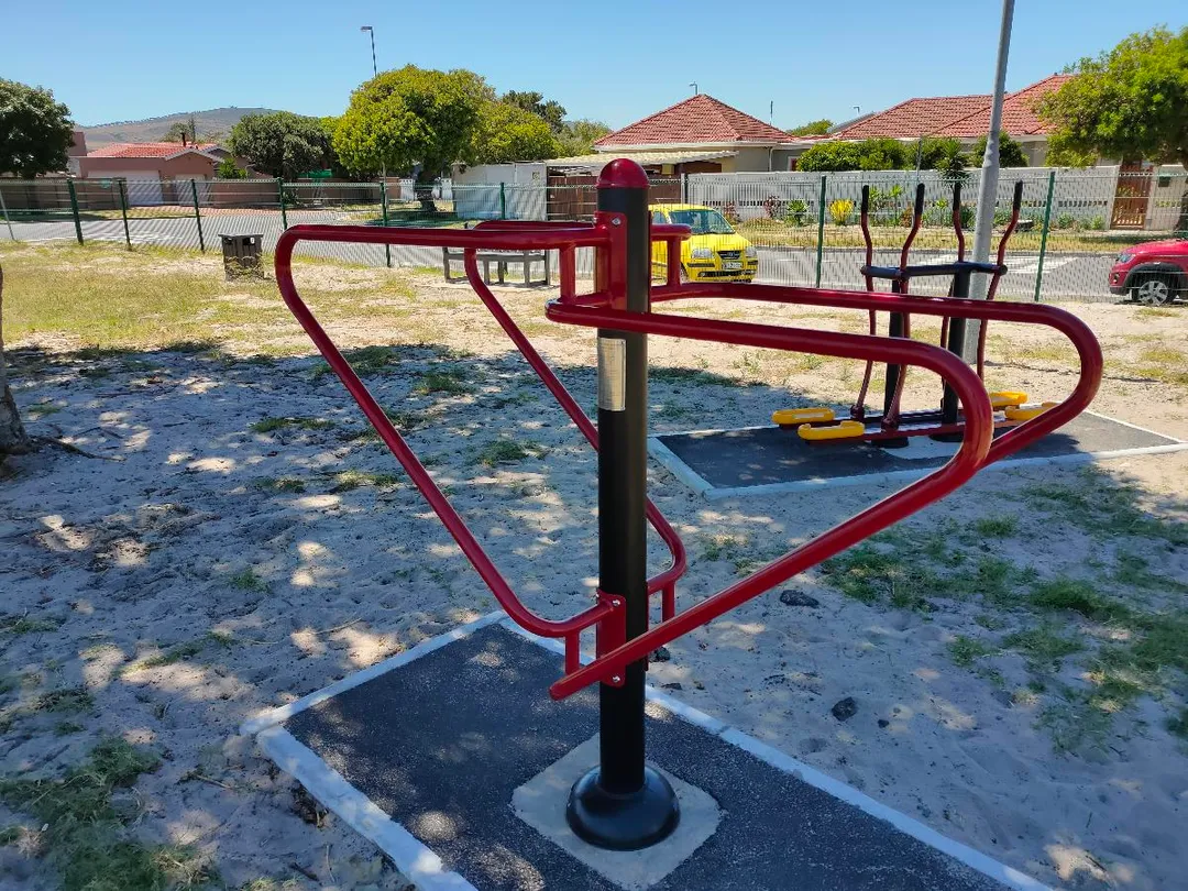 Parallel Gym Bars at Calisthenics Park at Circle Road, Western Cape – photo 2 of 5