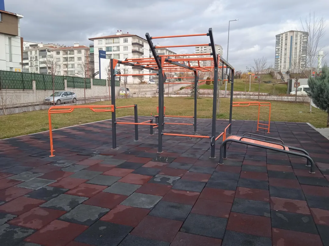 Pull Up Bar at Calisthenics Park at 2142 Sokak, Yenimahalle – photo 1 of 2