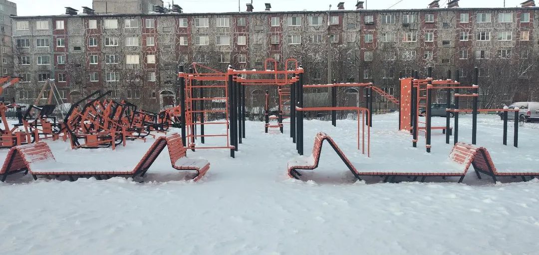 Parallel Gym Bars at Calisthenics Park at Школьный проезд, Мончегорск – photo 2 of 8