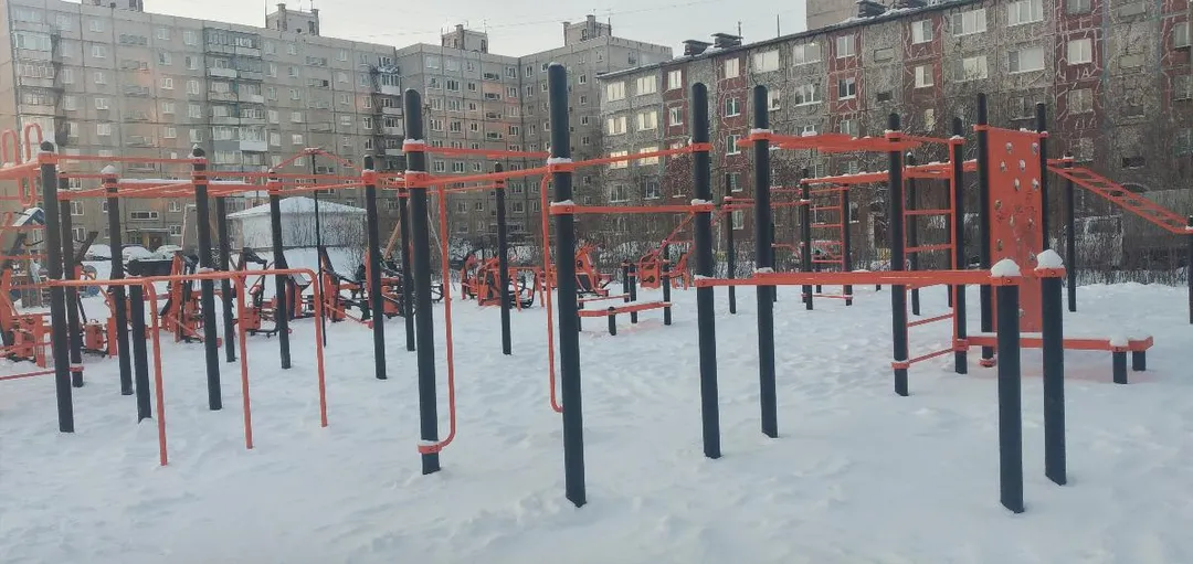 Abs Bench at Calisthenics Park at Школьный проезд, Мончегорск – photo 5 of 8