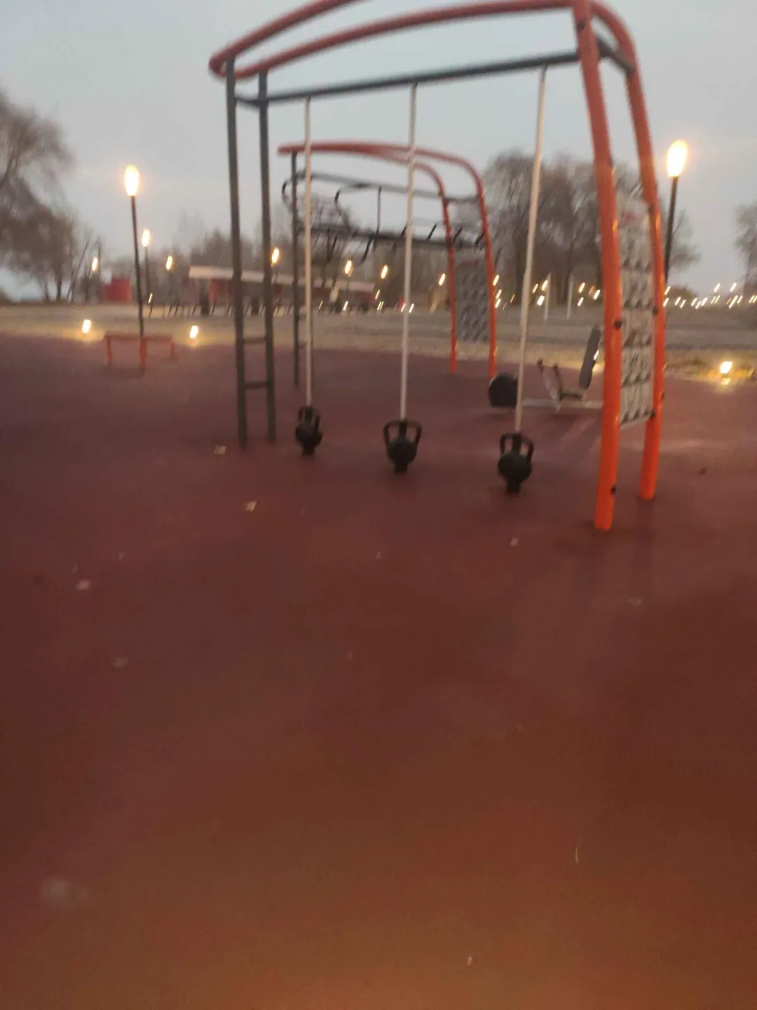 Parallele presso Calisthenics Park at улица Энергетиков, городской округ Курчатов – foto 2 di 3
