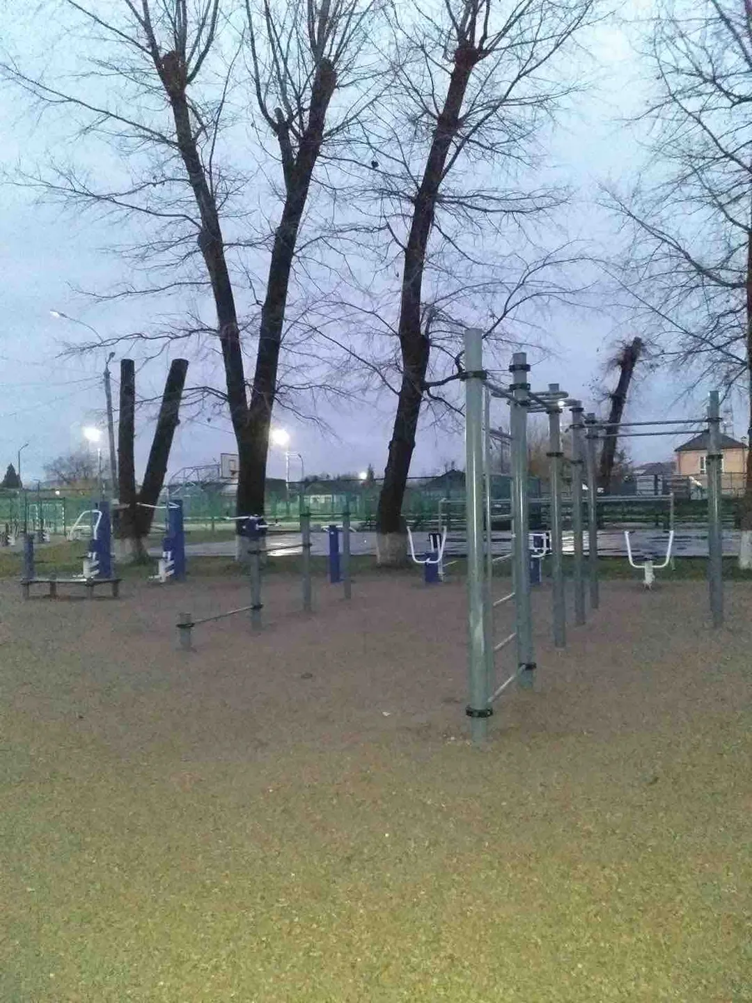 Hangelstange bei Calisthenics Park at Стадион ТРУД, Тихорецк – Foto 3 von 3