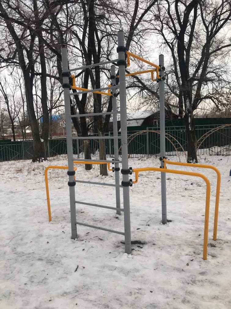 Parallele presso Calisthenics Park at Цимлянская улица, Хабаровск – foto 2 di 6