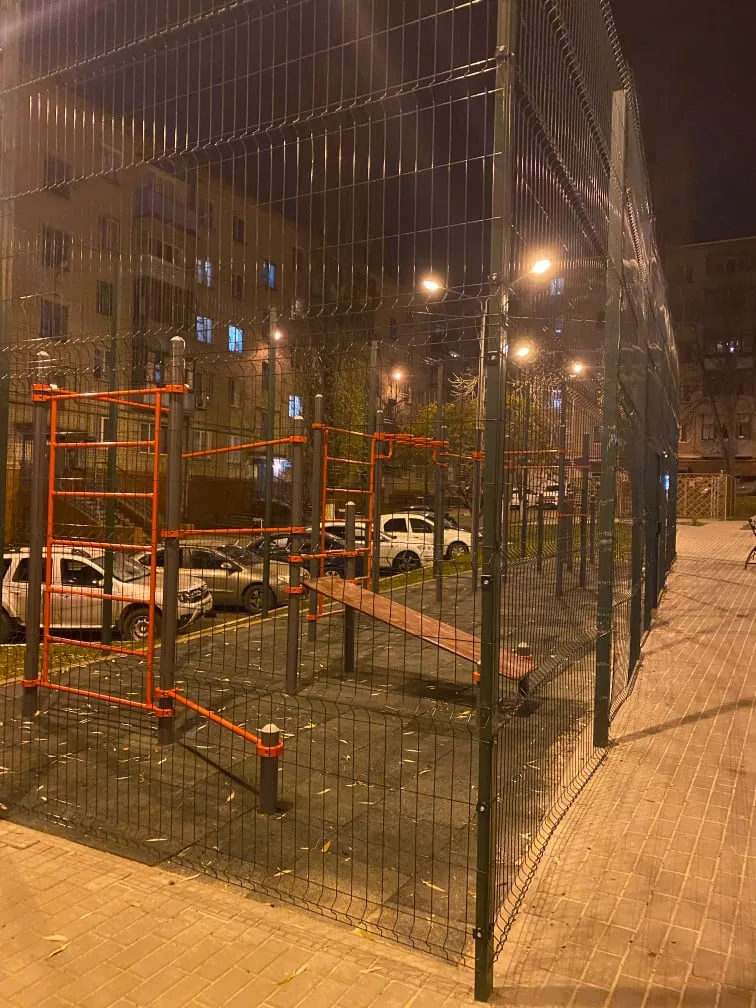 Sbarra per trazioni presso Calisthenics Park at Белгородский проспект, Белгород – foto 1 di 1