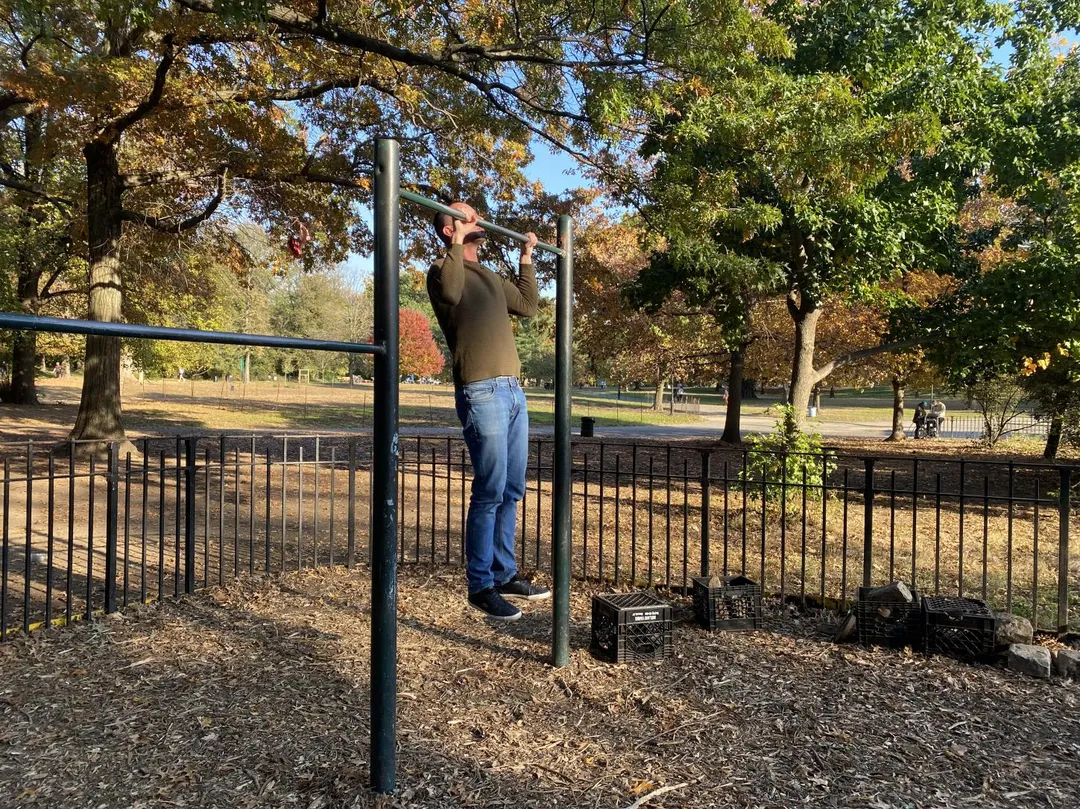 Klimmzugstange bei Calisthenics Park at West Drive, City of New York – Foto 1 von 2