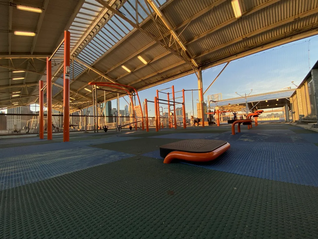 Sprossenwand bei Calisthenics Park at Pier 3 Plaza, City of New York – Foto 12 von 12