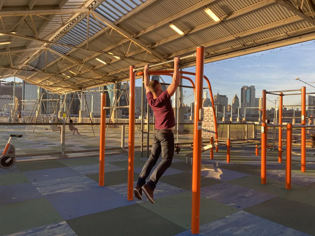 Liegestützgriffe bei Calisthenics Park at Pier 3 Plaza, City of New York – Foto 5 von 12
