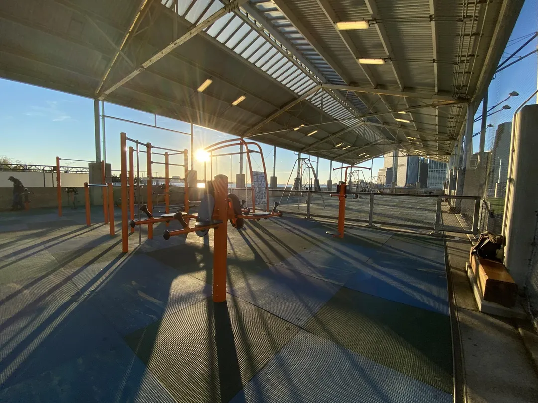 Barren bei Calisthenics Park at Pier 3 Plaza, City of New York – Foto 2 von 12