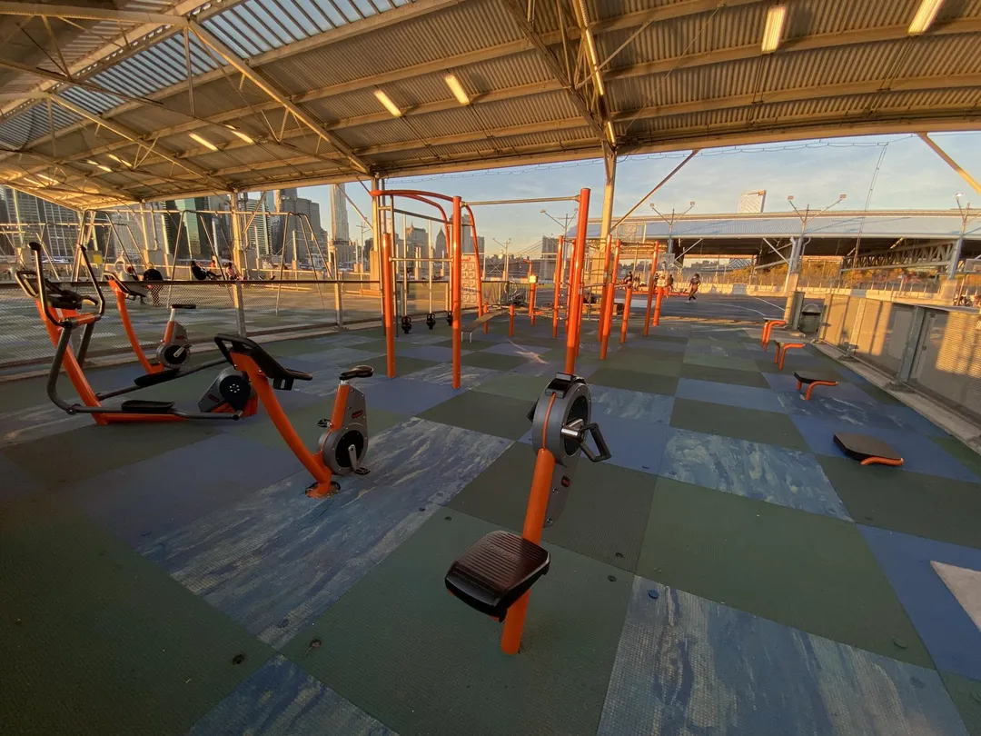 Niedrige Barren bei Calisthenics Park at Pier 3 Plaza, City of New York – Foto 7 von 12