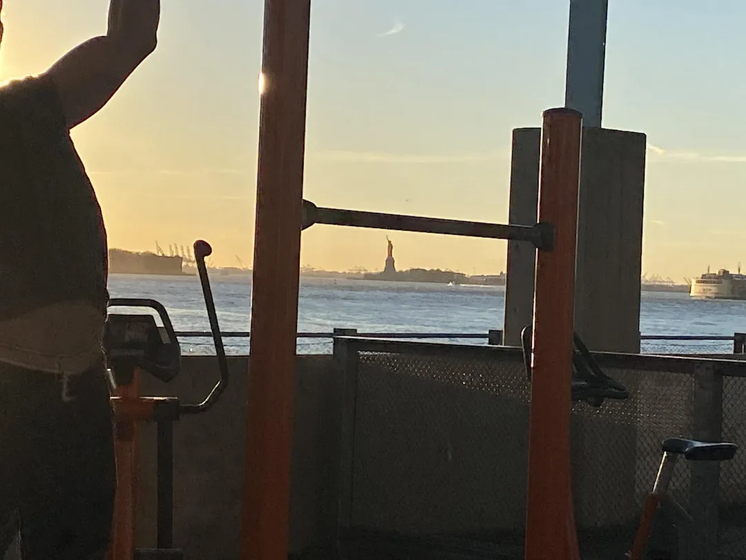 Kletterseil bei Calisthenics Park at Pier 3 Plaza, City of New York – Foto 6 von 12