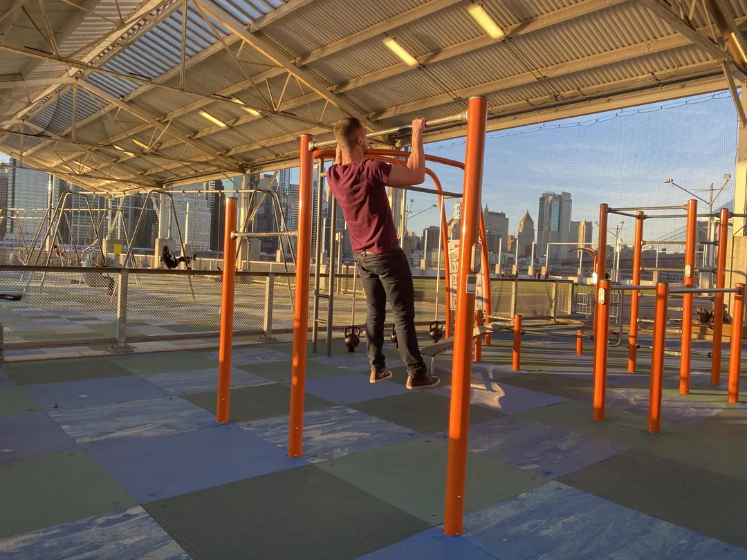 Bauchbank bei Calisthenics Park at Pier 3 Plaza, City of New York – Foto 4 von 12