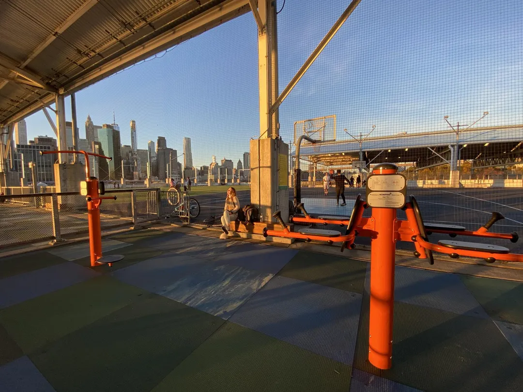Workout-Säulen bei Calisthenics Park at Pier 3 Plaza, City of New York – Foto 8 von 12