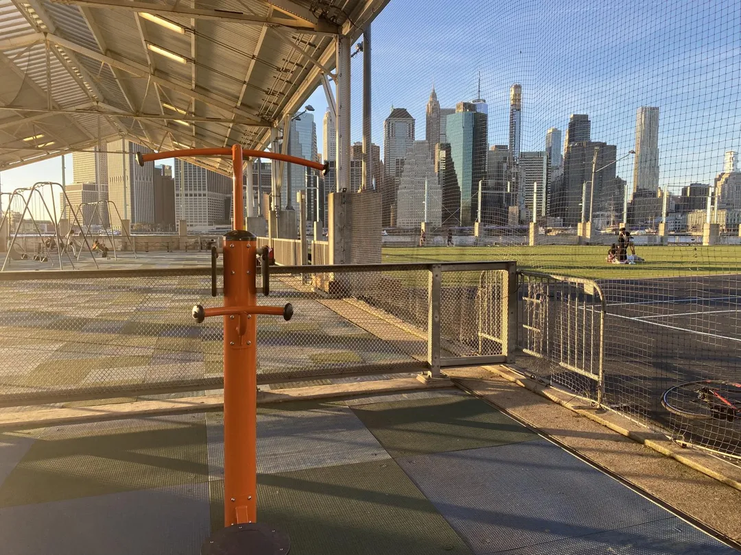 Sprossenwand bei Calisthenics Park at Pier 3 Plaza, City of New York – Foto 3 von 12