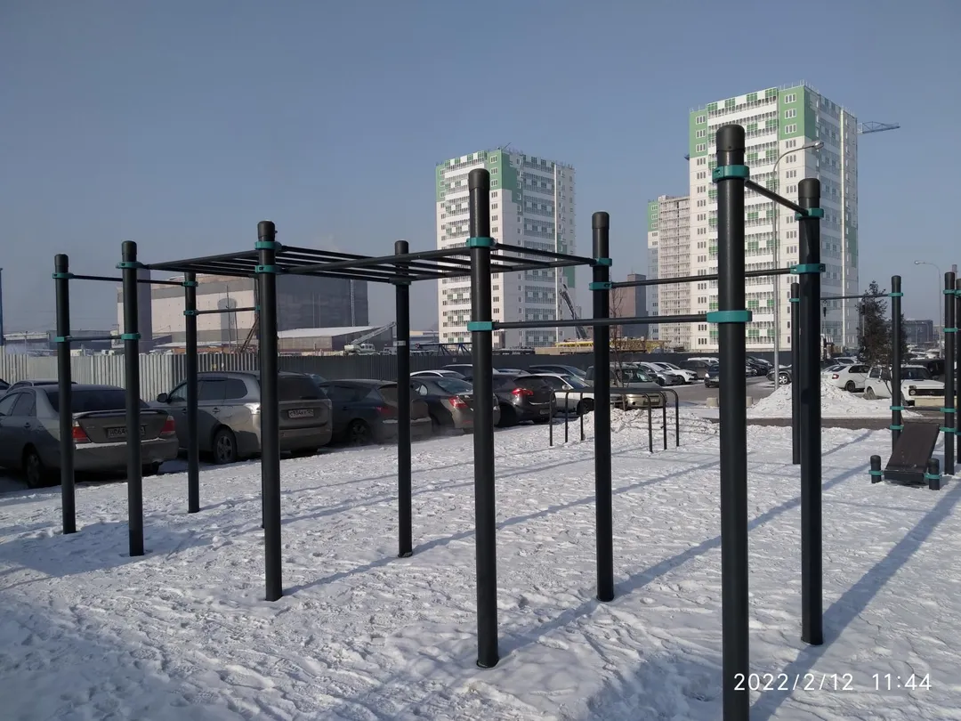 Maniglie per piegamenti presso Calisthenics Park at Волжская улица, Красноярск – foto 2 di 5