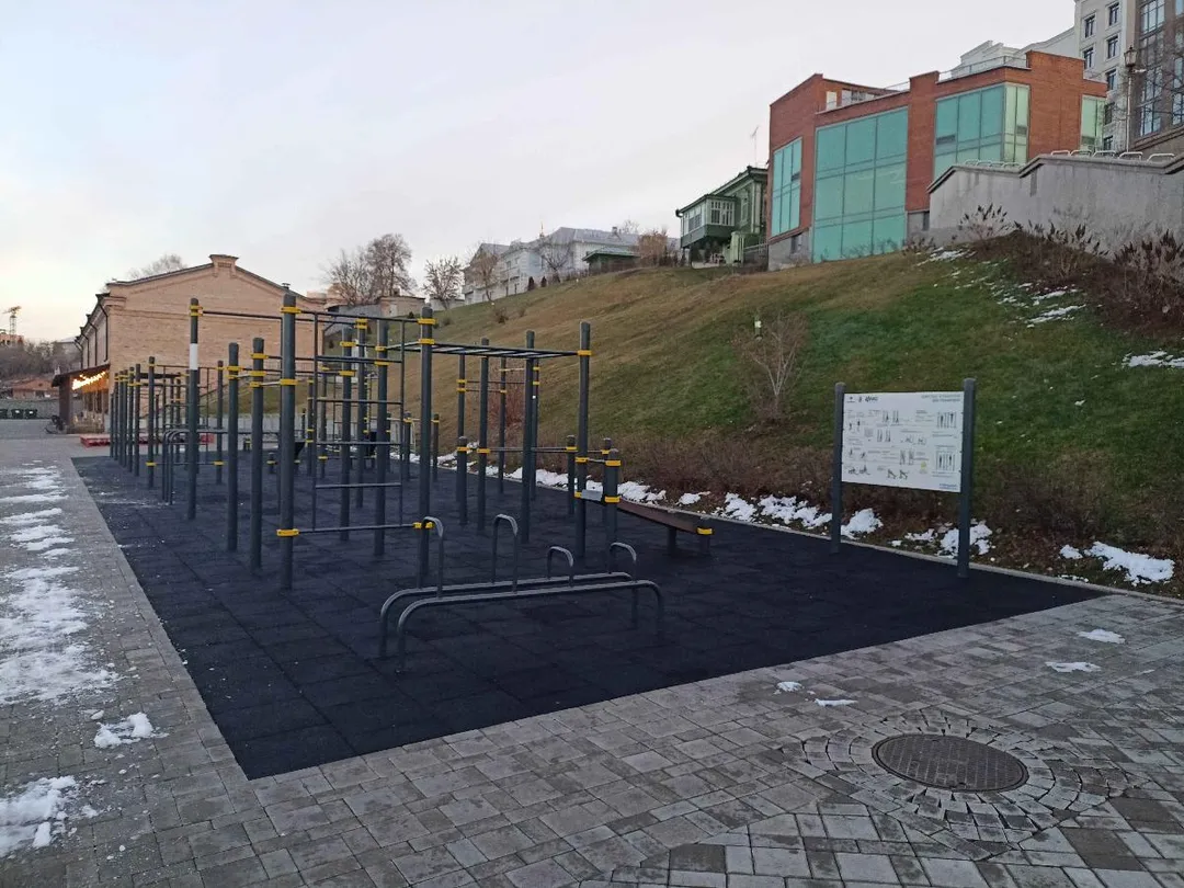 Monkey bar presso Calisthenics Park at улица 25 Октября, Тюмень – foto 3 di 3