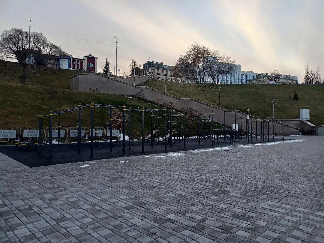 Sbarra per trazioni presso Calisthenics Park at улица 25 Октября, Тюмень – foto 1 di 3